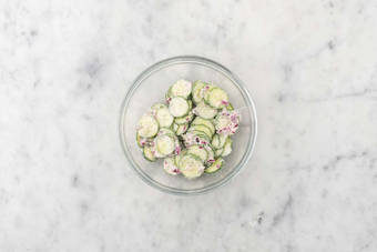 Für den Gurkensalat