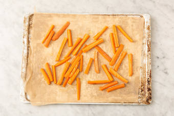 Enfourner les carottes