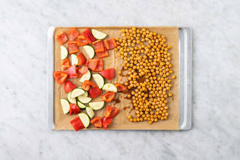 Bag kikærter og grøntsager