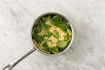 Bland perlecouscous og spinat 