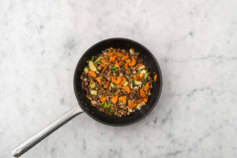 Tilsæt gulerod og pak choi