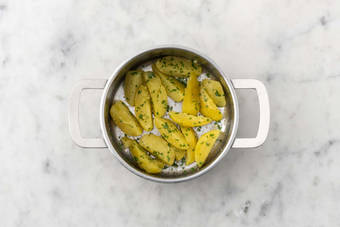 Kräuter-Kartoffeln fertigstellen