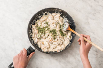 Pouletgeschnetzeltes anbraten