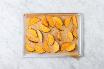 Préparer les wedges de patate douce