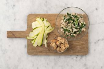 Préparer les rubans de courgette