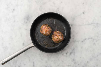 Cuire le steak haché ardennais