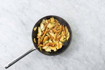 Cuire le poulet et la courgette