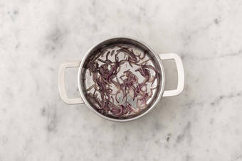 Soffriggere la cipolla