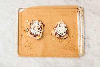 Caramellare le cipolle e farcire il pollo