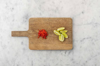 Peperoncini schneiden