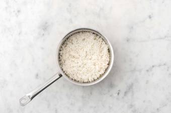 Cuire le riz et les haricots verts