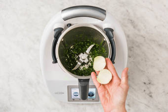 Zerkleinern & dünsten