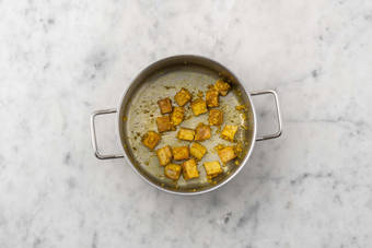 Currypaste dazugeben