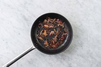 Caraméliser l'oignon