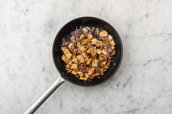 Stek pulled beans & lök