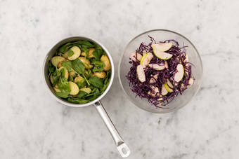 Förbered rödkålssallad