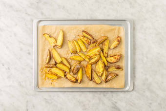 Tilsæt ost og hvidløg