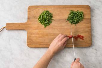 Émincer les aromates