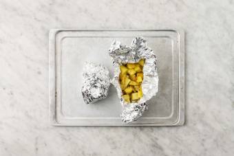 Enfourner les pommes de terre