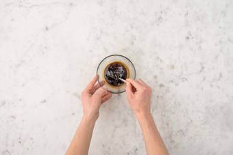 Sojadressing zubereiten