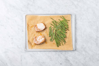 Roast green beans and pork