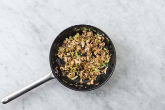 Zalm en groenten bakken