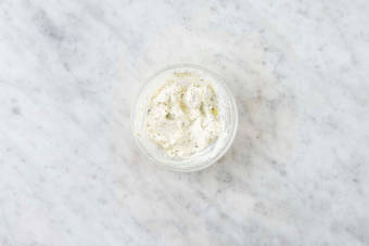 Citroen-ricottasaus maken 