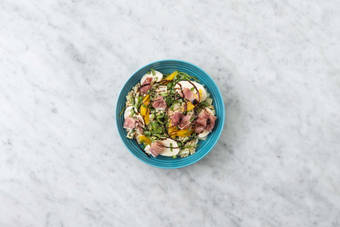 Mélanger la salade et servir