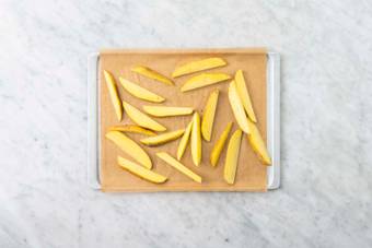 Enfourner les pommes de terre