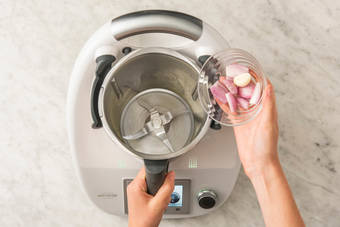 Zerkleinern & dünsten