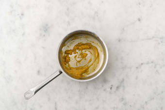 Preparare la base di burro e curry