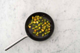 Cuocere i cavolini di Bruxelles