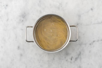 Lessare gli spaghettoni e sciogliere il burro