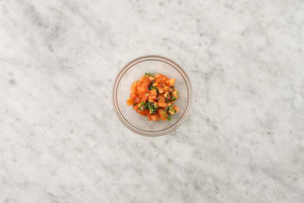 Cuocere il riso e condire il pomodoro 