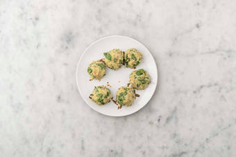 Formare le polpette di pane e spinaci