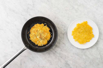 Preparare i rösti al formaggio