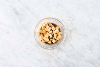 Marinare il tofu e tostare le arachidi