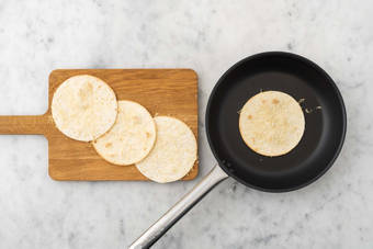Tostare le tortillas e condire l'insalata