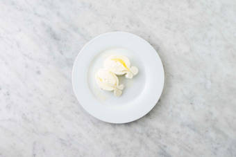 Condire la burrata