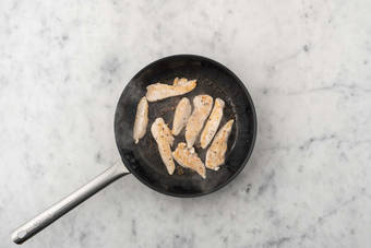 Tostare i crostini e cuocere il pollo