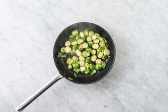 Rosolare i cavolini di bruxelles