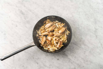 Cuocere il mix di verdure e il pollo