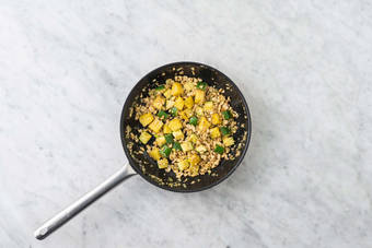 Preparare le patate e le zucchine