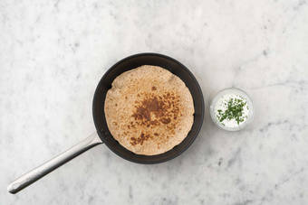 Tostare le tortillas e preparare la salsa yogurt