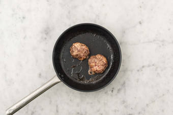 Cuire le steak haché