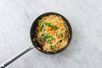 Chow Mein fertigstellen