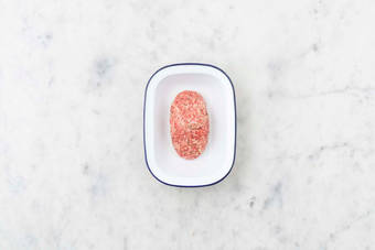 Malaxer la viande hachée