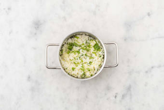 Mezcla el arroz con la lima