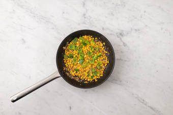 Cuocere il mais e i peperoni