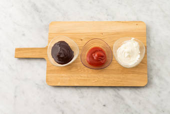 Preparare il tris di salse